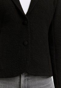 Blazer nero strutturato con orlo leggermente corto, caratterizzato da due bottoni rotondi e sottili righe orizzontali. Design semplice e vestibilità su misura.