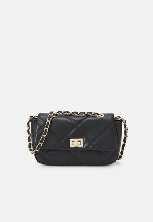 Czarna pikowana skórzana torebka na ramię ze złotym łańcuszkiem i prostokątną złotą klamrą na jednolitym białym tle.