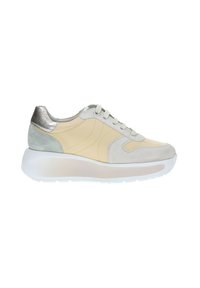 Sneakers con tomaia in pelle beige chiaro, dettagli in suede grigio e tallone in metallo argentato. Suola in gomma bianca spessa e lacci rotondi.