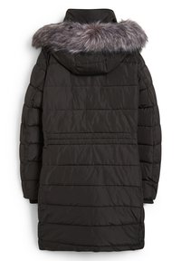 Svart puffjacka med huva, utrustad med grått faux fur-överdrag, quiltat mönster och ribbade muddar. Enkel och funktionell design.