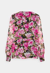 Blusa floreale con sfondo nero e grandi fiori rosa e foglie verdi. Tessuto trasparente con maniche lunghe e scollatura rotonda.