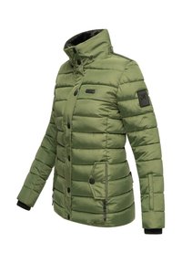 Groene geïsoleerde jas met een opstaande kraag, horizontaal quiltpatroon, zwarte accenten en meerdere met rits afgesloten zakken.