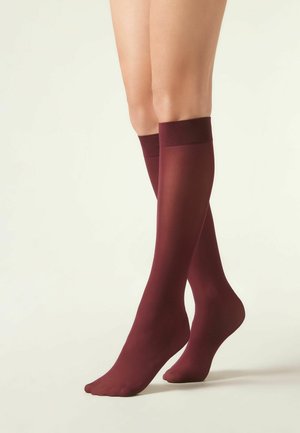 Burgunderfarbene kniehohe Socken aus transparentem Material, mit einer glatten Textur und einer einfarbigen Optik ohne Muster oder Akzente.
