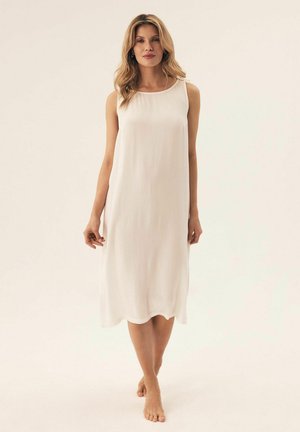 Weißes ärmelloses Kleid aus leichtem Stoff, mit rundem Ausschnitt und fließender Form, die eine weiche, strukturierte Oberfläche aufweist.