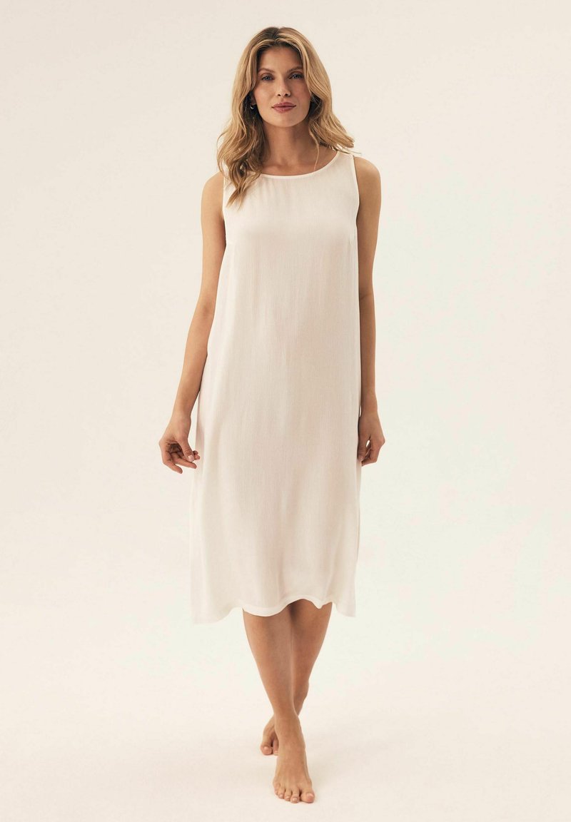 Biała sukienka bez rękawów, wykonana z lekkiego materiału, z okrągłym dekoltem i swobodnym krojem, charakteryzująca się miękką, teksturowaną powierzchnią.