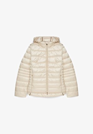 Chaqueta acolchada beige con capucha, con patrón acolchado horizontal, cierre de cremallera y bolsillos laterales. Hecha de material brillante y resistente al agua.