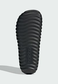 Sorte gummisandalsoled med en bølget tekstur og prægede adidas-logo. Buet form med definerede riller for bedst greb.