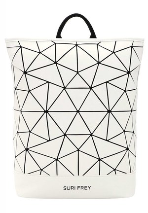 Hvid SURI FREY rygsæk med sorte geometriske trekantede linjer og et sort topgreb.