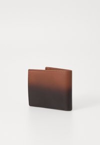 Cartera de cuero marrón con un diseño ombré, que transiciona de claro a oscuro, con una textura suave y detalles de costura prolijos.