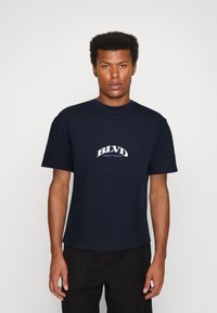 Jack & Jones JORDALSTON GRAPHIC TEE CREW NECK - T-shirts med print - navy blazer