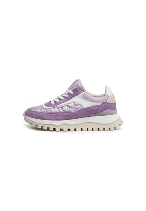 Paarse suède en mesh sneaker met een gestructureerd ontwerp, witte accenten en een stevige, geribbelde zool voor grip.