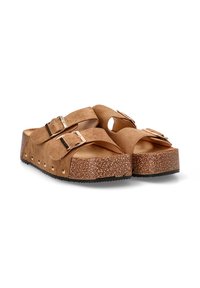 Sandalias de ante marrón con dos correas con hebillas, una suela de plataforma texturizada y pequeños tachuelas decorativas a lo largo del costado.