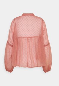 Durchscheinende rosa Bluse mit rundem Kragen, langen Puffärmeln, gerafftem Rücken und gepunkteter Textur. Sie hat eine Taillennaht.