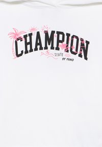 Λευκό φούτερ με κουκούλα που διαθέτει το λογότυπο "CHAMPION" σε έντονη μαύρη γραφή, με ροζ τροπικά γραφικά και το σύνθημα "STATE OF MIND" από κάτω.