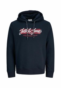 Granatowa bluza z kapturem wykonana z bawełny, ozdobiona graficznym wzorem z napisem "Jack & Jones" w białym i czerwonym kolorze. Zawiera czarne i białe sznurki oraz ściągacze.