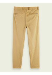Beige Chinos mit flachem Vorderteil, zwei Gesäßtaschen und Gürtelschlaufen. Glattes Baumwollmaterial, gerades Bein Design und dezentes Branding.