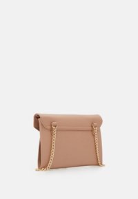 Hnědá koženka clutch kabelka s klopou a zlatým řetízkem, s hladkým povrchem a minimalistickým designem.