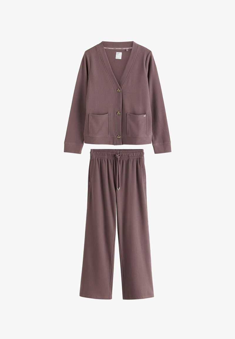Cardigan mauve à manches longues avec boutons et poches avant, associé à un pantalon large assorti à taille élastique avec cordon de serrage.
