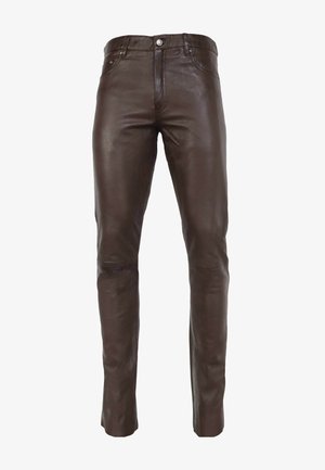 Braune Lederhosen mit schmalem Schnitt, fünf Taschen und vorderem Knopfverschluss. Glatte Textur und gerade Beine.