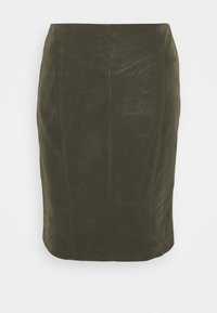 Jupe crayon en suède vert foncé avec une coupe ajustée, dotée de coutures piquées et d'une texture lisse, conçue pour un silhouette structurée.