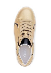 Goldfarbene synthetische Sneakers mit glatter Oberfläche, schwarzen Akzenten, runder Zehenpartie und flachen Schnürsenkeln. Im Innenbereich ist das Markenlogo auf der gepolsterten Innensohle zu sehen.