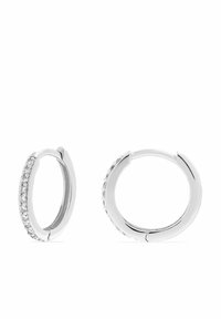 Silver hoopörhängen med en slät yta, prydda med en rad små klara kristaller på ena sidan, med en gångjärnslåsning.