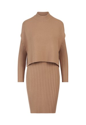 Abito in maglia di colore marrone chiaro con una texture a costine aderente, caratterizzato da un collo alto e una parte superiore ampia e stratificata. Include maniche lunghe.