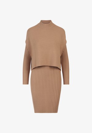 Strikket kjole i en lys brun nuance med en stram ribbet struktur, prydet med en mock neck og en bred, lagdelt overdel. Lange ærmer inkluderet.