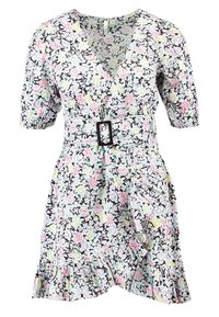 Vestido floral con fondo negro, mangas cortas abullonadas, escote en V, cintura ceñida con un cinturón de hebilla cuadrada y dobladillo con volantes.