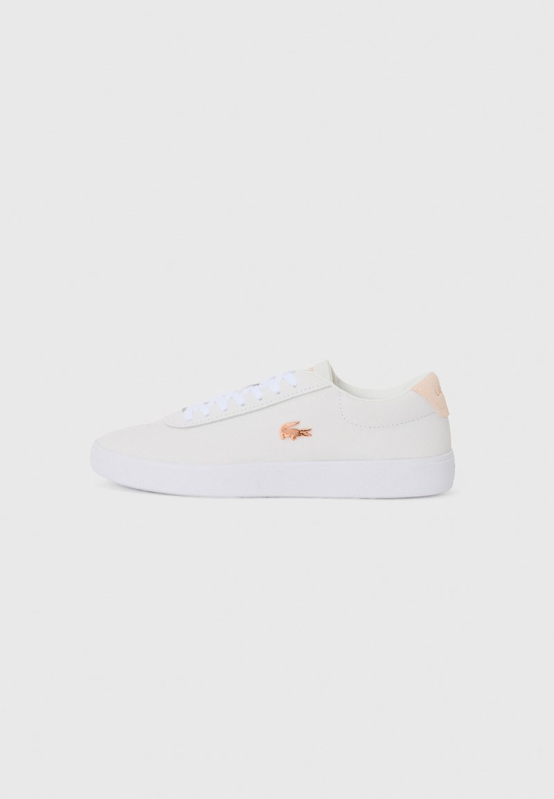 Valged sneakers sileda materjaliga, heleda roosa aktsendiga kontsapidamal ja broderitud logoga. Omab valgeid paelu ja struktuurset talda.