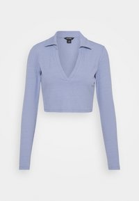 Ljusblå, ribbade, långärmade crop-top med djup V-ringning och vikkrage. Elastiskt material och åtsittande design för rörelsefrihet.