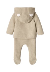 Beige gestrickter Ganzkörperanzug mit Kapuze, die Ohren und ein strukturiertes Muster aufweist. Die Boots bedecken die Füße und schaffen ein nahtloses Design des Kleidungsstücks.