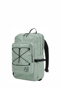 Lichtgroene rugzak met meerdere ritssluitingen, verstelbare bandjes, zwarte bungee koord aan de voorkant en een pootafdruklogo op het voorvak.