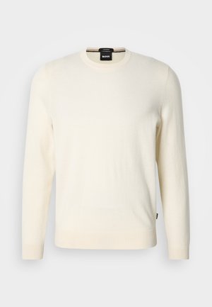 Cremfarbener Pullover aus weichem Material, mit Rundhalsausschnitt, langen Ärmeln und gerippten Bündchen sowie Saum. Markenlabel am Kragen sichtbar.