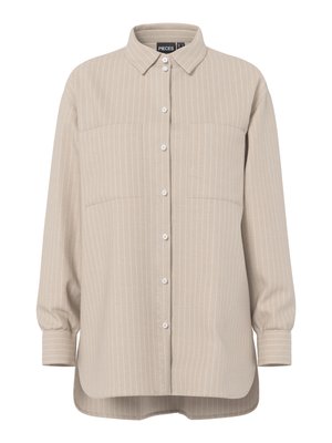 Beige stripete skjorte med knapper, lange ermer, en krage, to brystlommer og avrundet kant; laget av et mykt stoff.