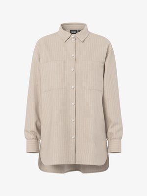 Beige stripete skjorte med knapper, lange ermer, en krage, to brystlommer og avrundet kant; laget av et mykt stoff.