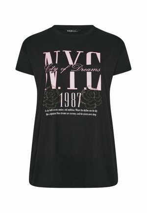 Zwart t-shirt met roze tekst "N.Y.C City of Dreams 1987", twee rozenafbeeldingen en een witte stad-gerelateerde citaat onder het jaartal.