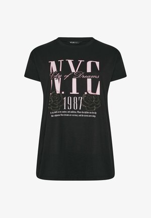 T-shirt noir avec le texte rose "N.Y.C City of Dreams 1987", deux illustrations de roses, et une citation blanche sur le thème de la ville sous l'année.
