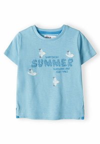 Světle modré tričko s krátkým rukávem vyrobené z jemné tkaniny, obohacené o grafický potisk ptáků a text "SANTORINI SUMMER" v pro textura písma.