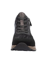 Baskets noires composées d’un mélange de matériaux, y compris du daim et des accents métalliques. Présentent des lacets, une fermeture éclair sur le côté et une semelle texturée et durable.