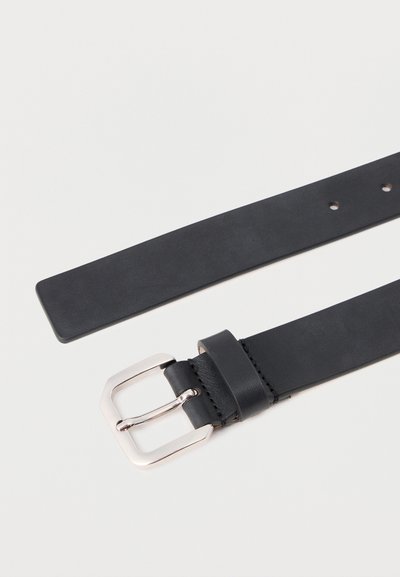 Μαύρη δερμάτινη ζώνη με ασημένια ορθογώνια αγκράφα, απλωμένη επίπεδα σε λευκή επιφάνεια, με πολλά τρύπες ρύθμισης.