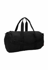 Sort duffelbag lavet af slidstærkt stof, med dobbelt håndtag, en justerbar skulderrem og en lynlåslukning øverst. Branding prægede på remmene.