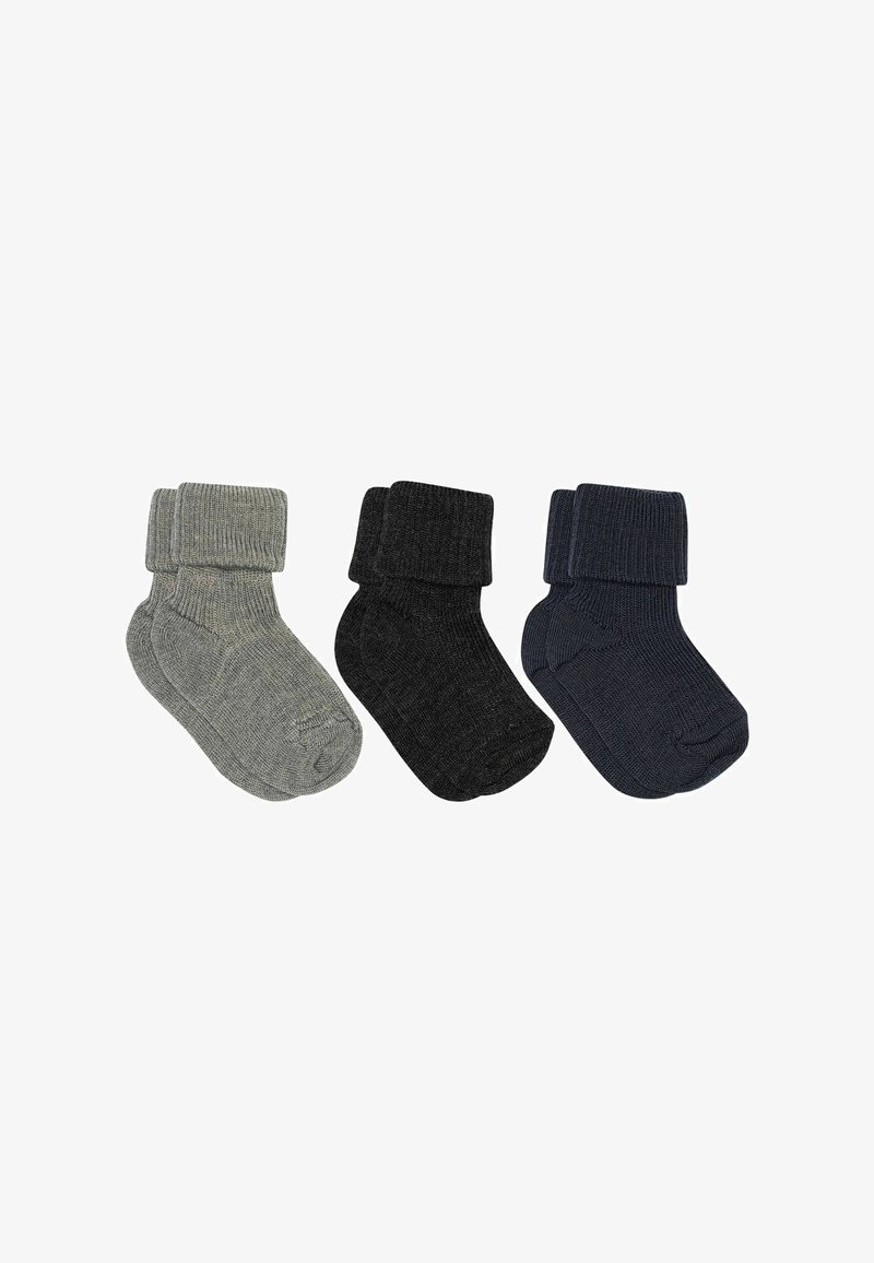Trois paires de chaussettes courtes pliées en gris, noir et bleu foncé, affichées côte à côte sur un fond blanc.