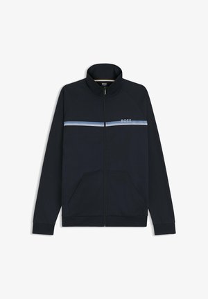 Chaqueta azul marino con cremallera, dos bolsillos delanteros, franja horizontal en azul claro contrastante y puños acanalados. Presenta el logo de BOSS en el pecho.