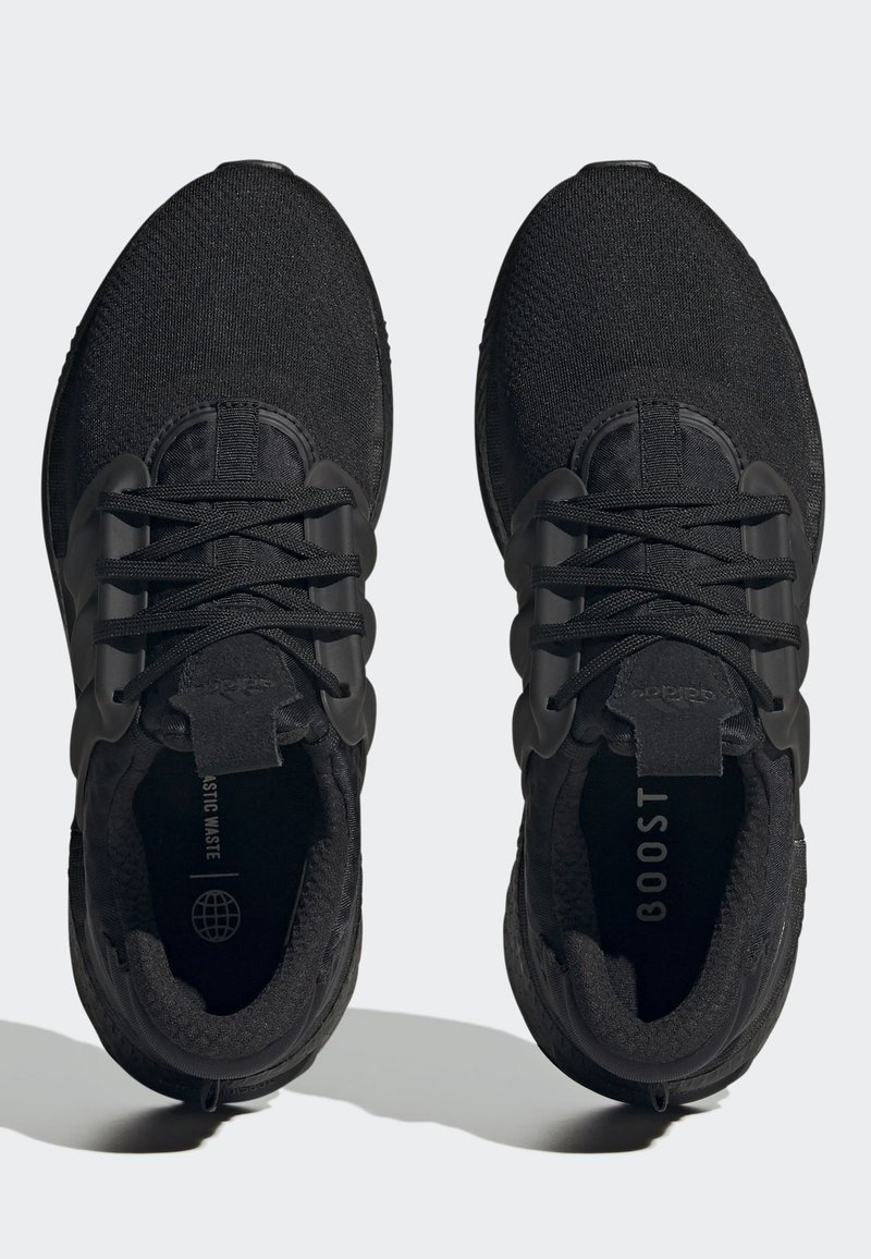 Schwarze Sportschuhe mit einem Obermaterial aus Mesh, strukturierten Schnürsenkeln und einem gepolsterten Schaft. "BOOST"-Logo auf der Zwischensohle; leichtes Design.