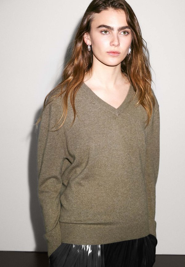 V-NECK  - Strickpullover