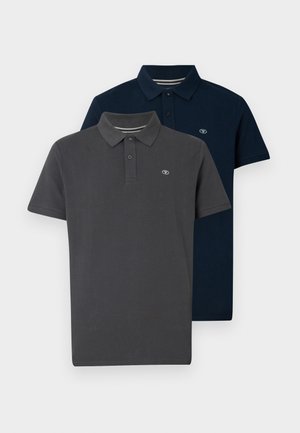 Dva polo majice v paketu: ena temno siva in ena temno modra, obe narejeni iz gladkega bombaža s klasičnim ovratnikom in logotipom na prsih.
