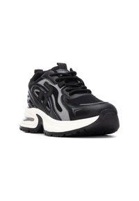 Zapatilla deportiva negra y gris con materiales de malla y sintético, puntera redondeada, suela intermedia blanca gruesa y suela de goma negra texturizada.