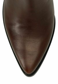 Chaussure en cuir brun à bout pointu avec une texture lisse. Présente une semelle noire élégante et un design minimaliste. Convient pour des vêtements formels.