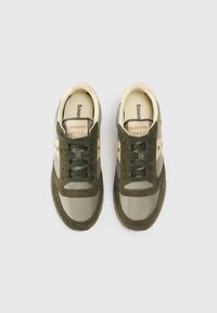 Saucony Jazz tenisice s gornjim dijelom od maslinasto zelenog nubuka i najlona, bež akcentima, okruglim vrhom i teksturiranim vezicama za čvrsto prijanjanje.